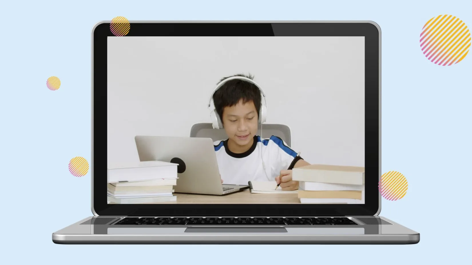 En laptop med et bilde av en gutt som sitter foran en laptop